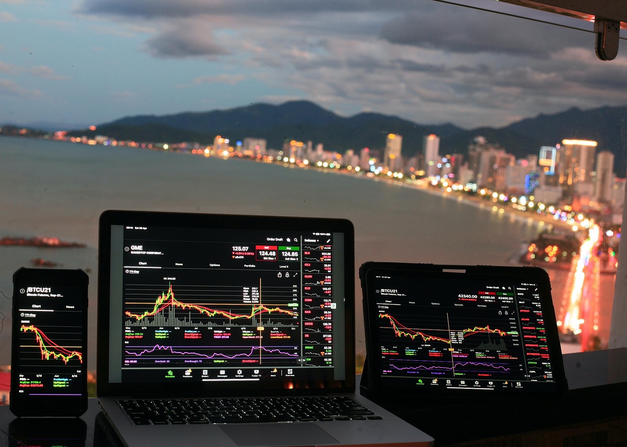 Bitcoin Drops Below $77K as $657M in Liquidations Hit Crypto Market