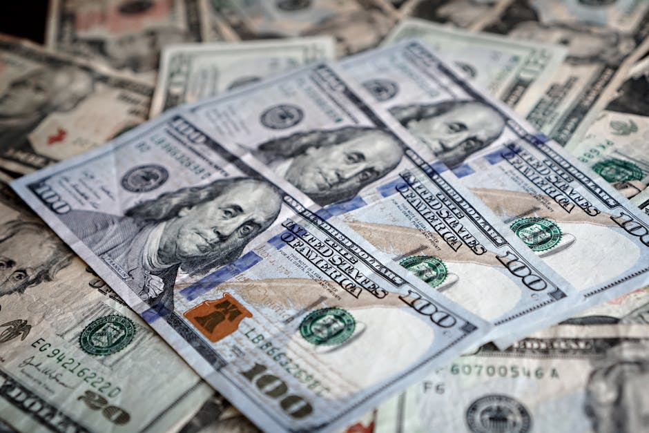 Bitcoin's Decline: USD Strength & Central Bank Divergence