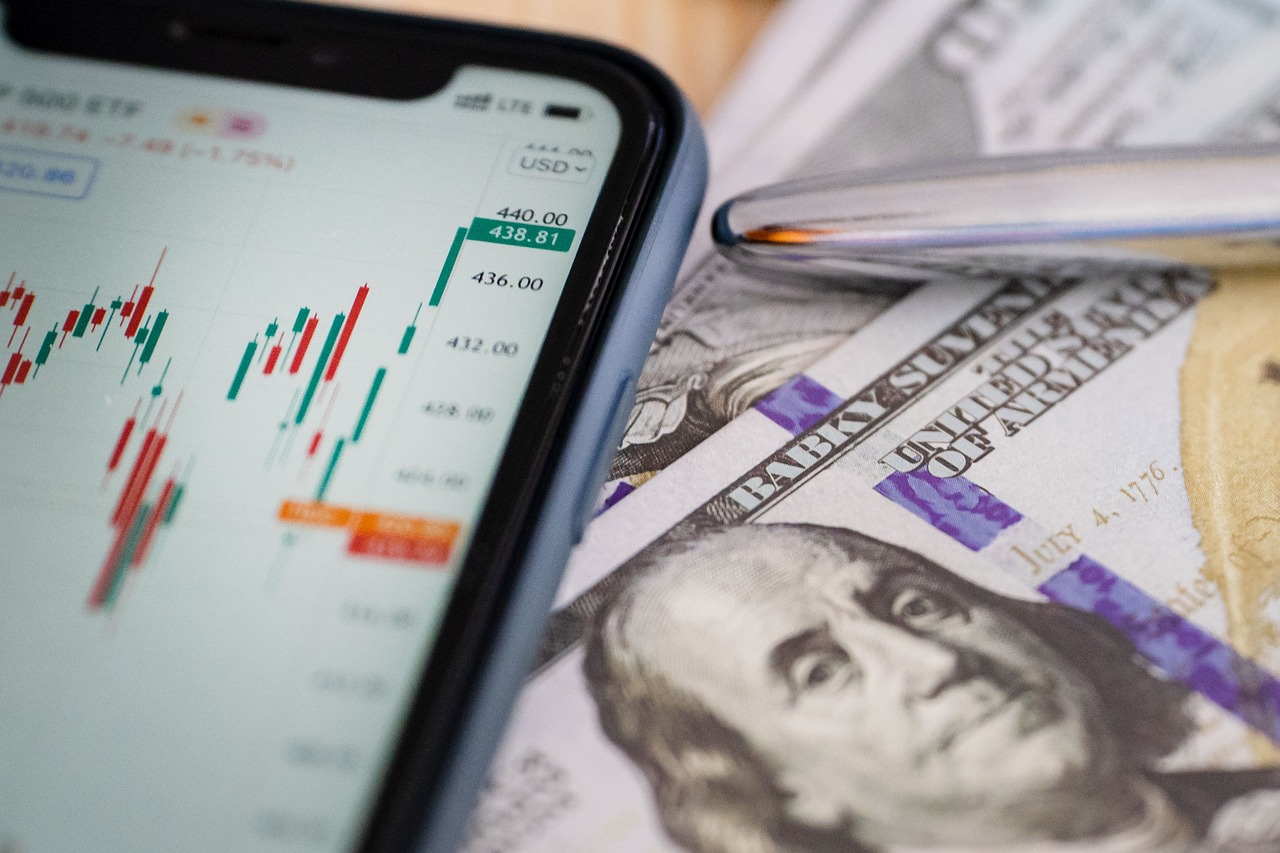 Global Liquidity Crunch: Strong Dollar and Hawkish Shifts Spark Crypto Rout